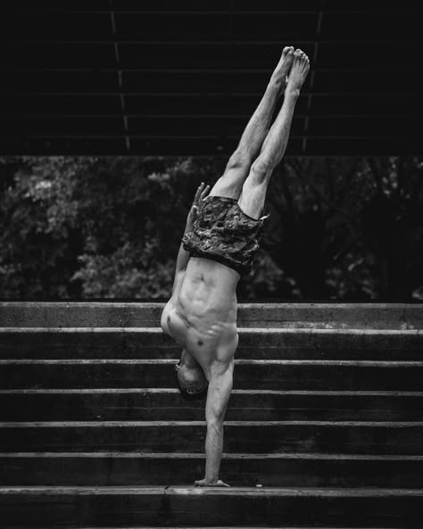 One Arm Handstand by Brandon Mtz One Arm Handstand, Handstand Tutorial, Handstand Progression, Press Handstand, Workout Photoshoot, Arte Yoga, Male Gymnast, Yoga Iyengar, Fitness Photoshoot