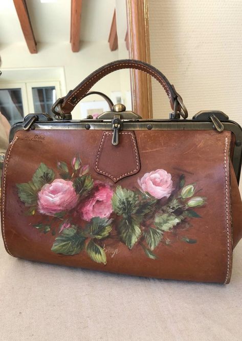 Painted Leather Bags Ideas, Leather Bag Painting Ideas, Painting On Leather Bags, Leather Bag Painting, Handbag Painting, Purse Painting, Hand Painted Bags Handbags, Painted Handbags, Painted Leather Purse