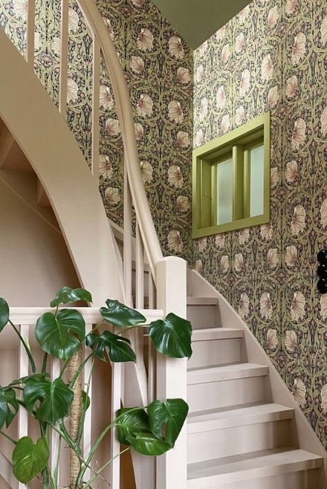 Wallpaper Stairs, Hall And Stairs, London Interior Design, Escalier Design, Morris Wallpapers, English Country Decor, Hallway Stairs, Hall Stairs, Victorian Decor