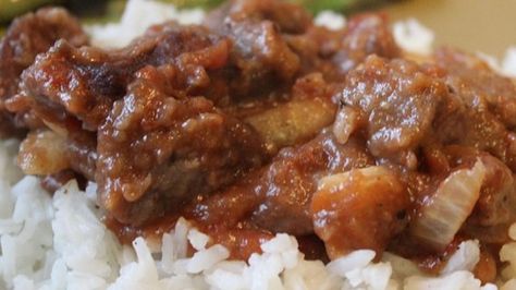 Cubes of beef baked under onion in a mixture of ketchup, vinegar, and soy sauce makes a great topping for rice. Beef Cubes Recipe, Cubed Beef Recipes, Sweet And Sour Beef, Beef Cubes, Beef Tips, Pepper Steak, Beef Chuck, Beef And Noodles, Sweet And Sour