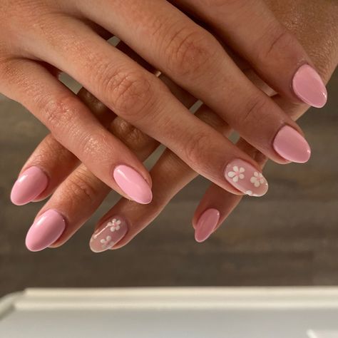 Gel Nail Designs Light Pink, Pale Pink Nails With Flowers, Pink Nails With Flower On Ring Finger, Pink Pastel Nails Design, Neutral Pink Nails Design, Mid Summer Nails, Short Round Nails Ideas Summer, Pink Nails With Design Short, Baby Pink Nails With Flowers