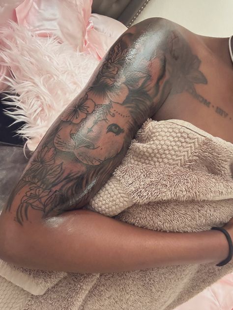 Sleeve Tattoos Black Women, Small Tattoos Butterfly, Best Tattoo Designs For Men, Tattoo Ideas For Female, Cute Shoulder Tattoos, Cute Thigh Tattoos, Tattoos Butterfly, Shoulder Tats, Girl Neck Tattoos