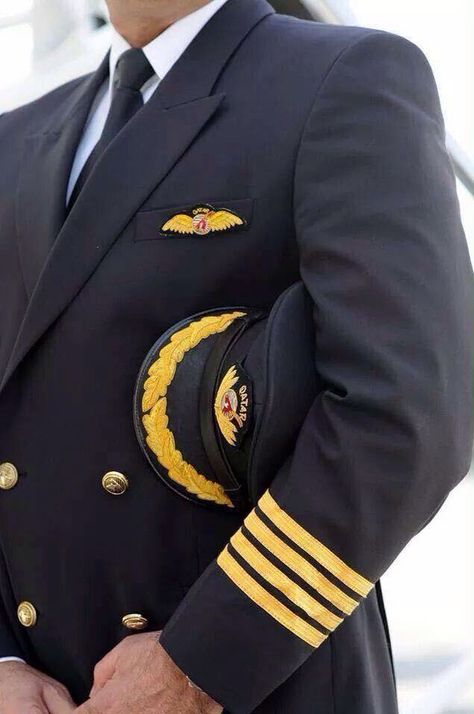 Wow Male Pilot Aesthetic, Male Flight Attendant Aesthetic, Pilot Uniform Men, Aviation Aesthetic, Pilot Aesthetic, Pilot Career, Avion Rc, Pilot Uniform, Airline Uniforms