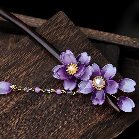 Purple Chinese Aesthetic, Japanese Hair Accessories Traditional, Japanese Hair Pins, Japanese Hair Accessories, Sakura Hair, Japanese Kanzashi, Raiden Ei, Traditional Asian Dress, Chinese Accessories