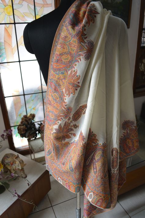 Kashmiri Embroidery Shawl, Kashmiri Shawls Pashmina, White Shawls, Kani Shawls, Design Tudung, Kashmiri Pashmina Shawl, Kendall Jenner Casual, Kashmiri Suits, Indian Shawl