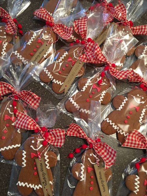 Teacher treats/ Gingerbread cookies for granddaughters' school staff Christmas Cookie Gifts Packaging Ideas, Gingerbread Man Gift Ideas, Winter Grams For School, Christmas Cookies Packaging Diy, Gingerbread Cookies Gift, Cookies For Christmas Gifts, Packing Christmas Cookies Gift Packaging, Gingerbread Gift Bags, Christmas Class Treats