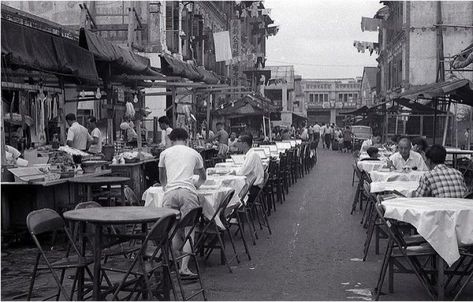 British photographer who took photos of S’pore in 1966 came back in 2016 – Mothership.SG Singapore View, Singapore Photography, History Of Singapore, Beatles Records, Old Singapore, Straits Settlements, Singapore Photos, Darkness Falls, Singapore Food