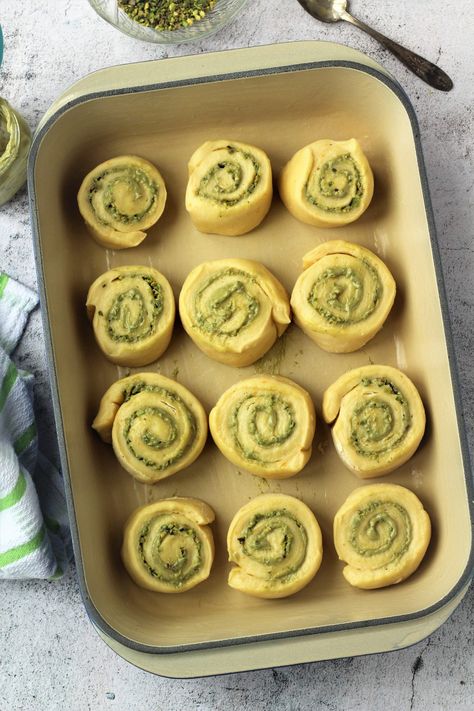 Pistachio Cruffin Recipe, Desserts With Pistachio Cream, Pistachio Sweet Rolls, Pistachio Sourdough Bread, Pistachio Cream Croissant, Pistachio Cinnamon Rolls, Pistachio Croissant Recipe, Pistachio Cream Dessert, Pistachio Appetizer