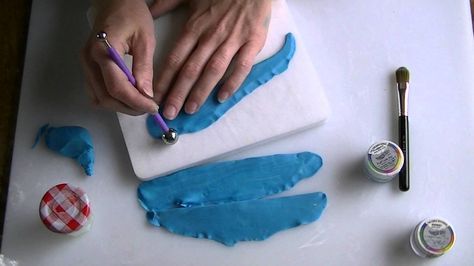 How to make a fondant wave effect on a cake How To Tutorial at Zoe's Fancy Cakes Zoes Fancy Cakes, Dolphin Cakes, Using Fondant, Boat Cake, Fondant Techniques, Beach Themed Cakes, Ocean Cakes, Sea Cakes, Beach Cakes