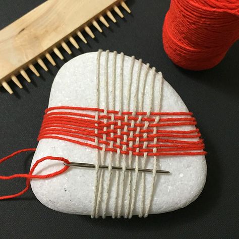 Weaving Stones, image via Paseando Hilos Weaving Stones, فن النسيج, Hantverk Diy, Diy Weaving, Patio Diy, Sticks And Stones, Stone Wrapping, Weaving Projects, Stone Crafts