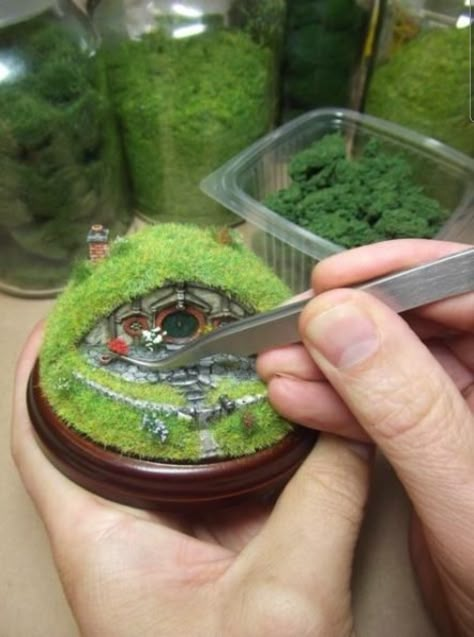 Casa Do Hobbit, Casa Hobbit, Ideas For Garden, Hobbit Hole, Hobbit House, Miniature Crafts, Miniature Fairy, Garden Art Sculptures, Miniature Fairy Gardens