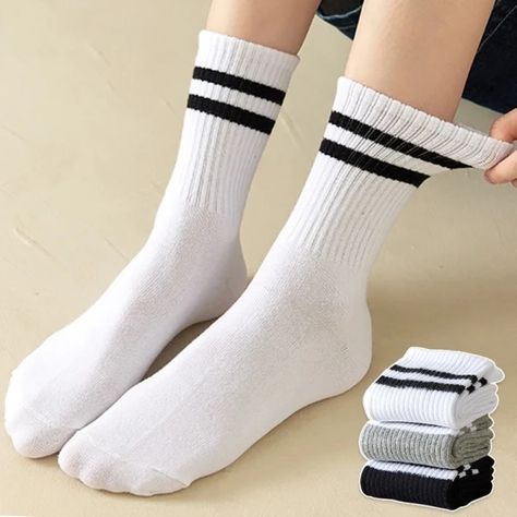 Acabo de encontrar este increíble artículo en AliExpress. ¡Échale un vistazo! MXN$20,03 50％ dto. | Calcetines de tubo medio a rayas para mujer, medias transpirables, color blanco y negro, estilo Hip Hop, ideal para deportes de carreras y ciclismo Black And White Socks, Black And White Couples, Women Crew Socks, Winter Socks, Striped Socks, Solid & Striped, Tube Socks, Casual Stripes, Casual Black