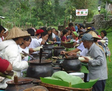 This event in Pasil, Kalinga was one of four community gatherings held in the Cordillera in celebration of international Terra Madre Day. The community events were a way for their farmer representatives to the Slow Food Terra Madre gathering in Turin Italy to share their insights about valuing indigenous knowledge, protecting the traditional seeds, and of growing healthy, clean food within the community. http://heirloomrice.wordpress.com/2013/03/03/celebrating-community-celebrating-tradition/ Kumaoni Culture, Keitai Culture, Food Of Nagaland, Gond Tribe Culture, Community Gathering, Indigenous Knowledge, Turin Italy, Indigenous Community, Clean Food