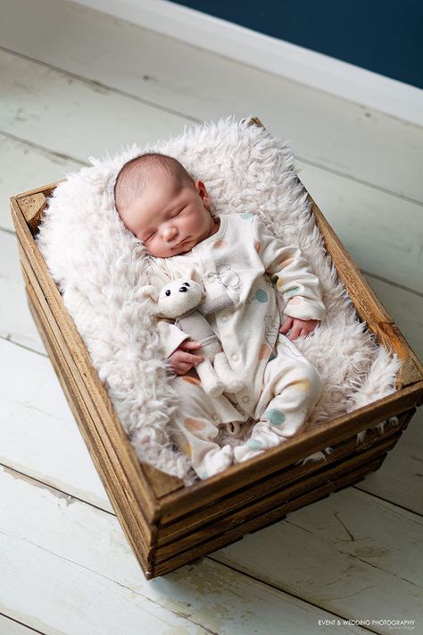 Newborn Crate Photography, Newborn Basket Pictures, Newborn Pictures Boy, Diy Newborn Photography Props, Newborn Baby Bedding, Diy Newborn Photography, Newborn Photos Boy, Newborn Photography Studio, Newborn Photography Boy