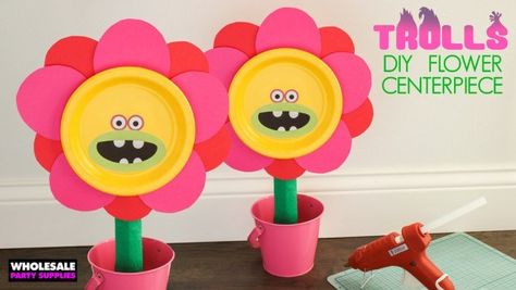 DIY Trolls Party – Flower Pot Centerpiece – Party Ideas Diy Trolls Birthday Party, Flower Pot Centerpiece, Anastacia Disney, Poppy Birthday, Flower Centerpieces Diy, Flower Party Decorations, Trolls Party, Princess Poppy, Trolls Birthday Party