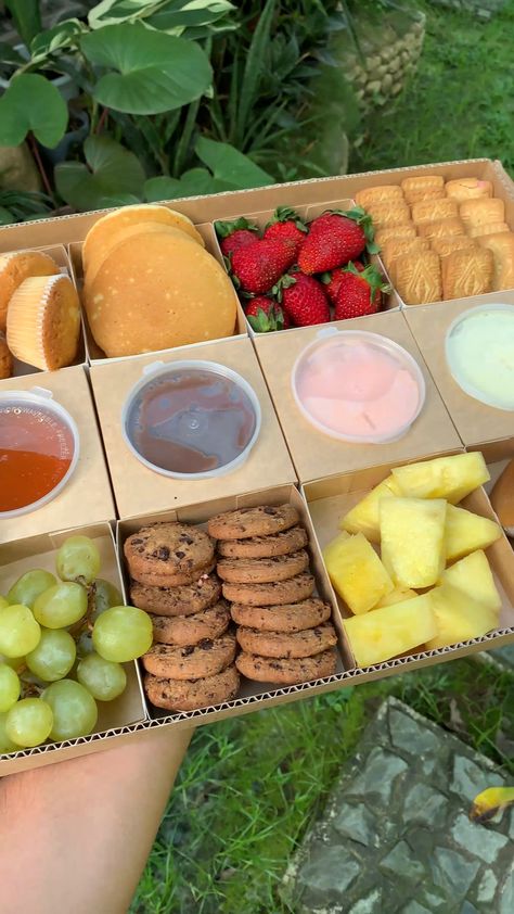 Brunch Box Ideas, Snack Box Ideas, Picnic Desserts, Cake Snack, Picnic Snacks, Breakfast Platter, Party Food Platters, Food Garnishes, Picnic Food