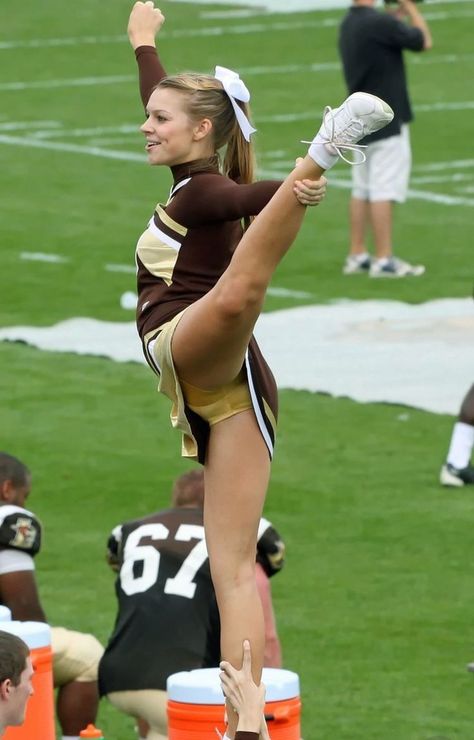 Cheerleading Picture Poses, Cheerleading Photos, Cheerleading Pictures, Cute Cheerleaders, Cheerleading Uniforms, Cheerleader Girl, Cheerleading Outfits, Nfl Cheerleaders, Sporty Girls