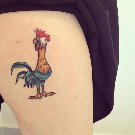 Hei Hei from Moana, thanks Krystal! Stencil is still stuck in some areas. Anyway I've had a few cancellations so if you would like to get… Hei Hei Tattoo, Moana Tattoos, Hei Hei Moana, Fancy Tattoo, Tattoos Disney, Disney Sleeve Tattoos, Chicken Tattoo, Rooster Tattoo, Disney Sleeve