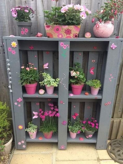 Garden Shelving, Pallet Planter Ideas, Garden Gate Ideas, Easy Small Garden Ideas, Garden Entryway, Balcon Mic, Ideas Garden Design, Gate Ideas, Pallet Planter