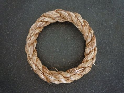 How to make rope rings (quoits, anyone?) Rope Splicing, Splicing Rope, Three Strand Twist, Rope Making, Camp Games, Monkey Fist Knot, Propane Tanks, Knots Guide, Overhand Knot