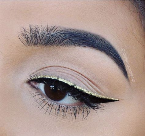 This black and gold liner is goals Black And Gold Eyeliner Looks, Gold And Black Eyeliner, Gold Liner Makeup, Black And Gold Eyeliner, Gold Eyeliner Looks, Black And Gold Eye Makeup, Double Eyeliner, Double Liner, Gold Eyeliner