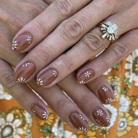 Fall Wedding Manicure, Natural Nail Fall Designs, Spring Gel Manicure Short Nails, Neutral Nails Floral, Boho Neutral Nails, Easy Fall Gel Nails, Cottage Core Nails Simple, Easy Short Fall Nails, Autumn Nail Aesthetic