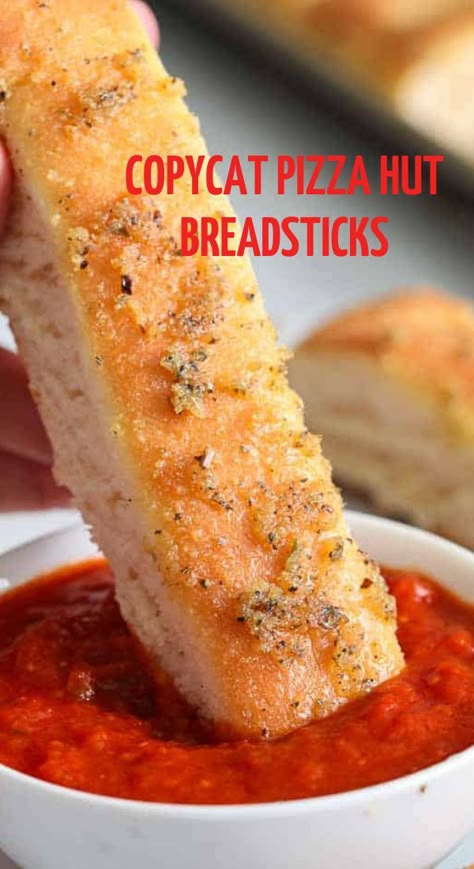 Learn how to make scrumptious Pizza Hut Breadsticks right at home! They're soft, chewy, and loaded with buttery herbed Parmesan topping. White Sauce Pizza Recipe, Copycat Pizza Hut, Pizza Hut Breadsticks, Homemade Breadsticks, White Pizza Sauce, Pizza Buffet, Spicy Pizza, Healthy Pizza Recipes, Bread Sticks Recipe