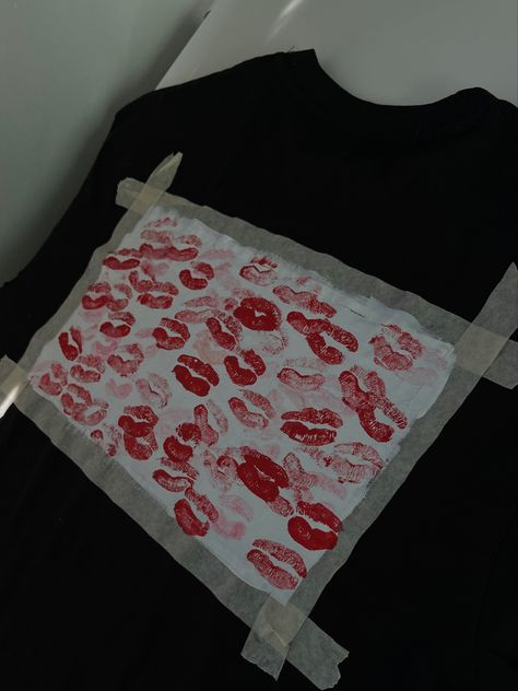 Lipstick Kiss Shirt, Lipstick Shirt For Bf, Kiss Shirt Diy, Kiss T Shirt, Lipstick Shirt, Kisses Shirt, Homemade Shirts, Boyfriend Kissing, Cute Anniversary Gifts