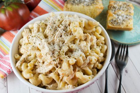 Chicken Pasta Instapot, Olive Garden Italian Chicken, Olive Garden Dressing Chicken, Italian Chicken Pasta Recipes, Olive Garden Dressing, Chicken Alfredo Fettuccine Recipe, Slow Cooker Meat, Italian Chicken Crockpot, Crockpot Pasta Recipes