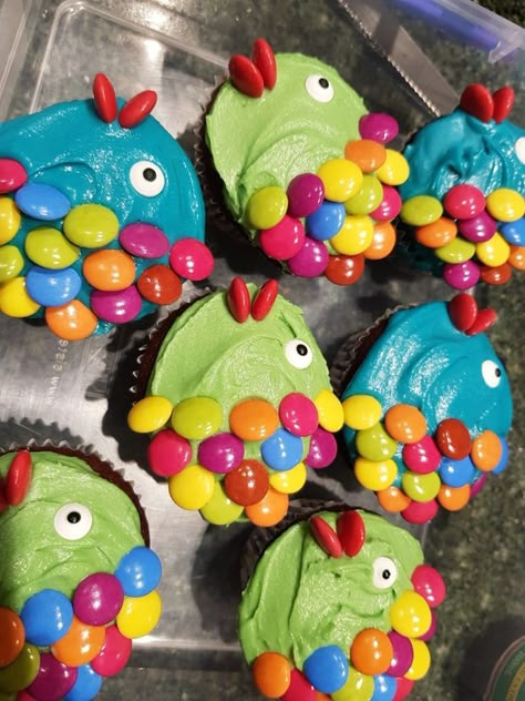 Fish Birthday Party Decorations, Tropical Fish Birthday Party, Under The Sea Party Treats, Sea Life Party Ideas, Fish Theme Snacks, Under The Sea Birthday Party Cupcakes, Two The Ocean Birthday Theme, Birthday Cupcakes For School, Fish Bday Party Ideas