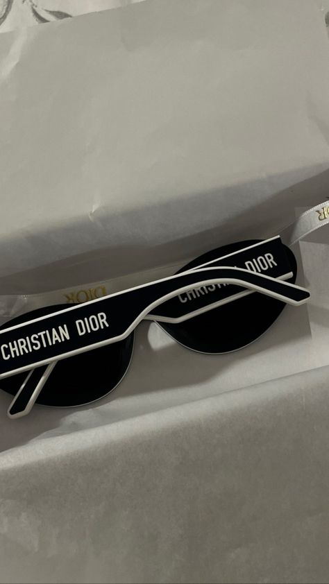 Pretty Sunglasses, Luxury Glasses, Stylish Glasses, Aesthetic Stuff, Glam Looks, Glasses Accessories, Black Aesthetic, Christian Dior, Belts