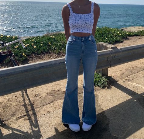 Flare Jeans With Crop Top, Flare Jeans With Tank Top, Crop Top And Flare Jeans, Bootcut Jeans With Vans, Light Blue Flare Jeans Outfits, Blue Flare Jeans Outfit, Converse Outfit Aesthetic, Outfit With Flare Jeans, White Slip On Vans Outfit