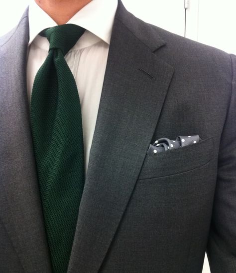 Mid grey suit, white shirt, green grenadine tie...InwardStyle Approved!! Grey Suit White Shirt, Dark Green Wedding, Groomsmen Grey, Grey Suit Men, Dark Gray Suit, Charcoal Gray Suit, Charcoal Suit, Suit White, Suit Tie