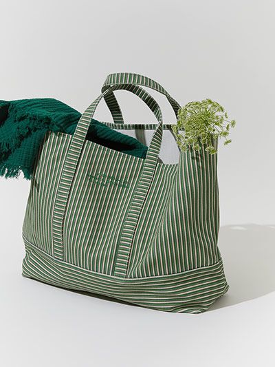 A perfect picnic bag for the summer season. - #ARKET - This landscape tote bag is crafted from a heavy canvas fabric made of cotton with a printed stripe pattern. The durable fabric and the large size of the bag make it an ideal piece for carrying multiple large items. #picnic #tote #totebag #beach #beachbag #summerfashion #summerstyle Canvas Bag Design, Picnic Tote, Pouch Diy, Hand Carved Stamps, Textile Bag, Perfect Picnic, Picnic Bag, Beach Bags, Sewing Bag