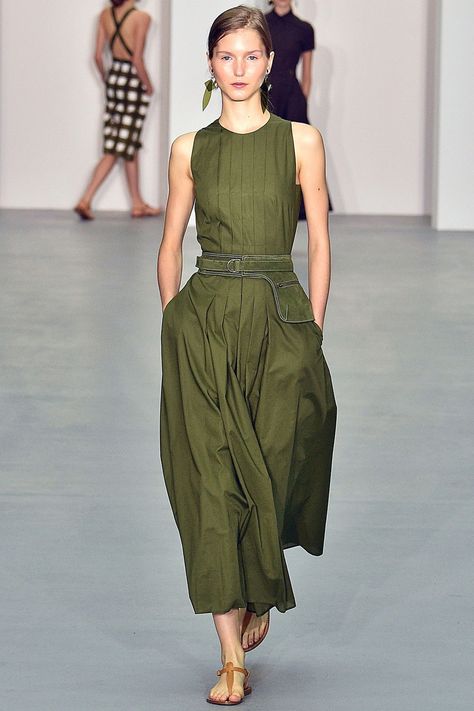 Jasper Conran Spring 2017 Ready-to-Wear Fashion Show | Vogue Jasper Conran, Green Jasper, Summer Fashion Trends, Fashion Dresses Casual, British Vogue, Brown Sandals, Pocket Bag, Casual Summer Dresses, Mode Inspiration