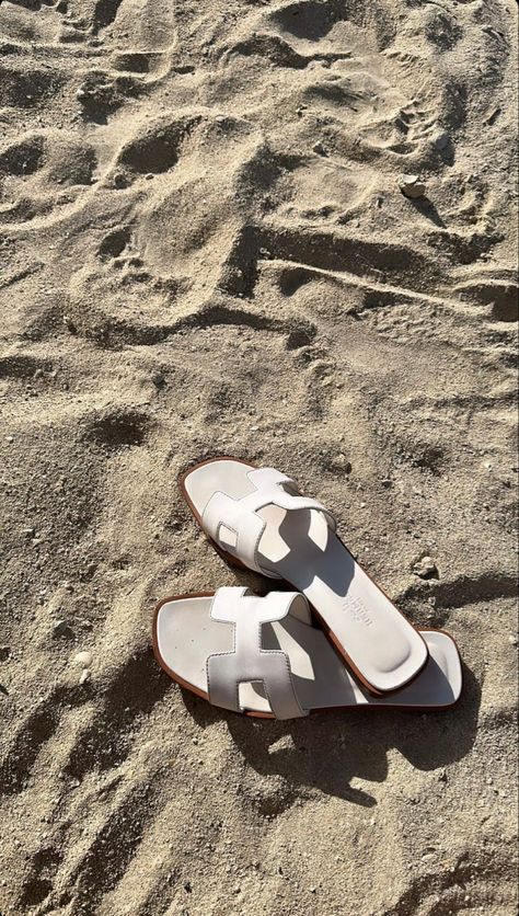 Pool Friends Aesthetic, Aesthetic Tan, Sandals Aesthetic, Fake Photo Short Hair, Some Good Quotes, Image Swag, Hijab Aesthetic, Expensive Jewelry Luxury, Super Rich Kids