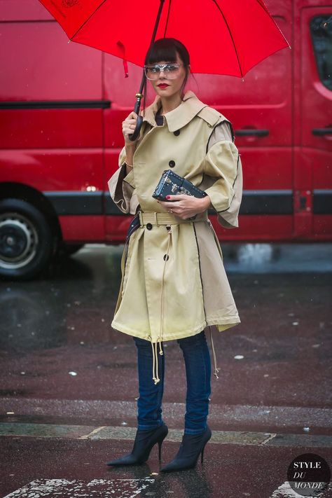 Paris Fashion Week Fall 2017 Street Style: Evangelie Smyrniotaki Evangelie Smyrniotaki, Street Fashion Show, 2017 Street Style, Jean Outfit, Blue Jean Outfits, Street Style 2017, Outfits 2017, Trendy Street Style, Street Fashion Photography