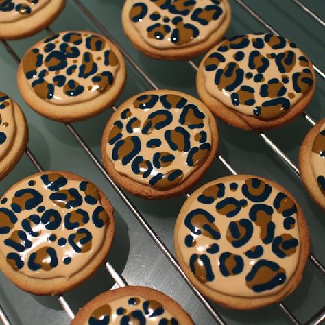 Leopard cookies Leopard Cookies, Leopard Print Cookies, Healthy Substitutions, Cookie Pops, Creative Cookies, Animal Prints, Cupcake Cookies, Monster Cookies, Themed Party