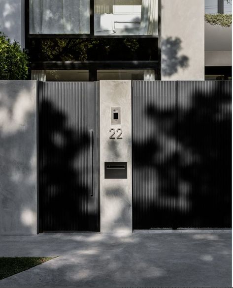 Modern Black Houses, Car Porch Design, Compound Wall Design, Home Gate Design, Modern Entrance Door, Gate Wall Design, Black Houses, House Main Gates Design, Modern Fence Design