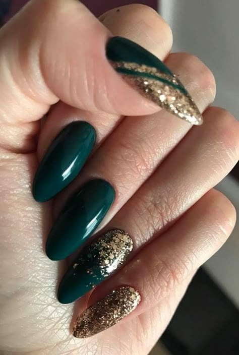 Green And Gold Nails, Emerald Nails, Gold Acrylic Nails, Dark Green Nails, Christmas Gel, December Nails, Winter Nails Acrylic, Cute Christmas Nails, Christmas Gel Nails