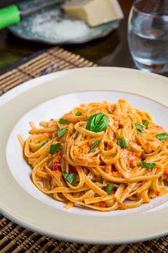 Roasted Red Pepper and Goat Cheese Alfredo Pasta Recipe : Sweet roasted red peppers in a creamy and tangy goat cheese alfredo sauce served over pasta. Cheese Alfredo Pasta, Fod Map, Fodmap Lunch, Pepper Pesto, Fodmap Food, Fodmap Foods, Tummy Issues, Fructose Free, Pasta Recipes Alfredo