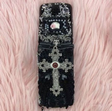 Emo Flip Phone, Bejeweled Flip Phone, Bling Flip Phone, Fliphones Aesthetic, Decorated Flip Phone, Gyaru Flip Phone, Bedazzled Flip Phone, 2000s Flip Phone Aesthetic, Gyaru Phone