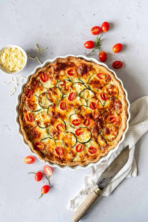 Zucchini Tarte mit Roggenmehl und Emmentaler, #zucchinitarte Red Onion Jam, Zucchini Tarte, Onion Jam, Tikka Masala, Ham And Cheese, Red Onion, Zucchini, Food Blog, Tart