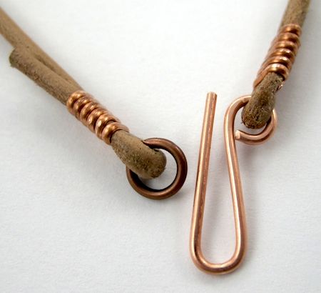 Jewelry Closures, Copper Crafts, Journal Making, Diy Jewelry Inspiration, Jewelry Clasps, Jewelry Techniques, Leather Chokers, Jewelry Making Tutorials, Diy Schmuck