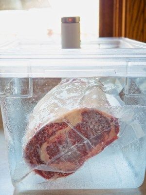 Boneless Ribeye Roast, Sous Vide Roast Beef, Nanas Recipes, Easy Roast Beef Recipe, Sous Vide Ribeye, Sous Vide Cooking Times, Meat Cooking Times, Ribeye Roast, Boneless Ribs