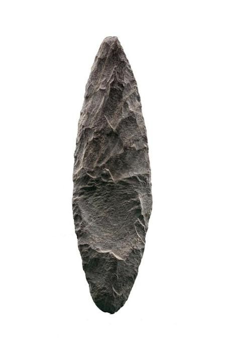 Interesting theory on the first peopling of North America-  Did the Solutreans settle America first?  A controversial new archaeological theory says the continent’s earliest humans may have come from Europe, not Asia.  Theory is based off stone tools found at the Meadowcroft Rockshelter in Pennsylvania. Arrowheads Artifacts, Early Humans, Indian Artifacts, Archaeological Finds, Prehistoric Art, Stone Age, Native American Artifacts, Ancient Aliens, Ancient Artifacts