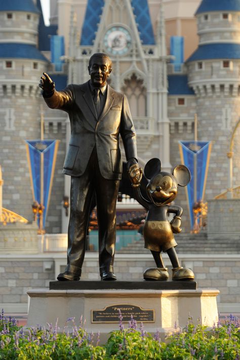 Partners Statue - Magic Kingdom 1995 Walt Disney Paris, Walt And Mickey, Happy Playlist, Chateau Disney, Disney Parque, Disney World Magic Kingdom, Disney World Florida, Disney Facts, Disney Side