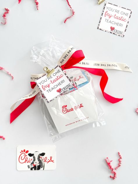 Chick Fil A Gift Card Ideas, Chick Fil A Teacher Appreciation, Quick Teacher Gifts, Book Gifts Diy, Gift Card Presentation, Punny Gifts, Appreciation Gifts Diy, Teacher Holiday Gifts, Teacher Appreciation Gifts Diy