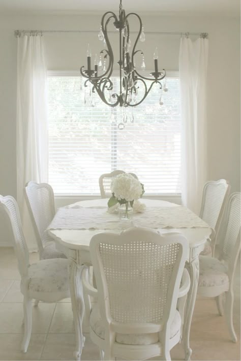 Elegant French Farmhouse, Shabby Chic Dining Room, French Country Dining Room, Cane Back Chairs, Provincial Furniture, Shabby Chic Dining, Chic Dining Room, Modern Shabby Chic, Country Dining Rooms