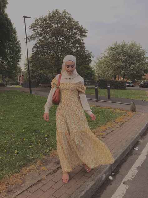 Long modest floral dress | hijabi | eid outift #fashion #modestfashion #hijabi #hijab #muslim Floral Hijab Outfit, Hijabi Floral Dress, Floral Dress Hijab, Hijabi Cottagecore, Long Modest Dress, Modest Dress Outfits, Long Dress Hijab, Flower Dresses Outfit, Hijabi Dresses